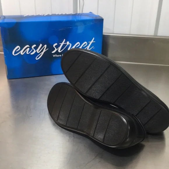 New WB Woman’s Easy Street Women’s Black Slip-On Comfort Loafers - Picture 5 of 5